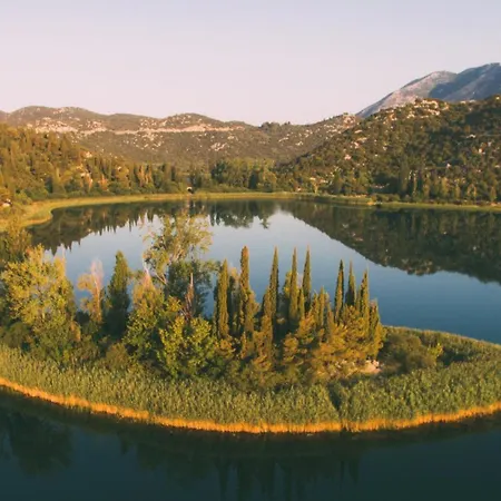 Ema アパート Rogotin