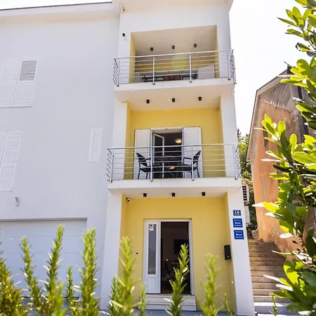 Apartman Ema *